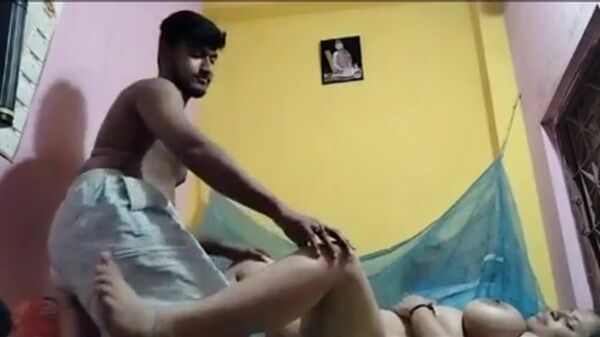 Chubby Bangla Housewife’s Bade Dudhu Suck and Garm Choot Chodai